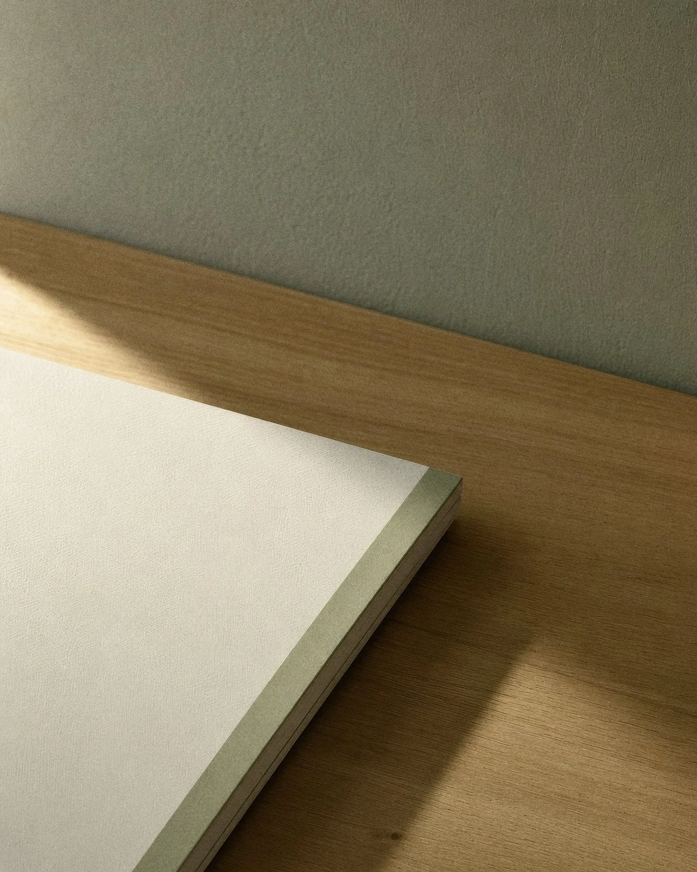 Papierstapel mit salbeigrüner Kante auf Holz im Seitenlicht, mit KI erzeugt