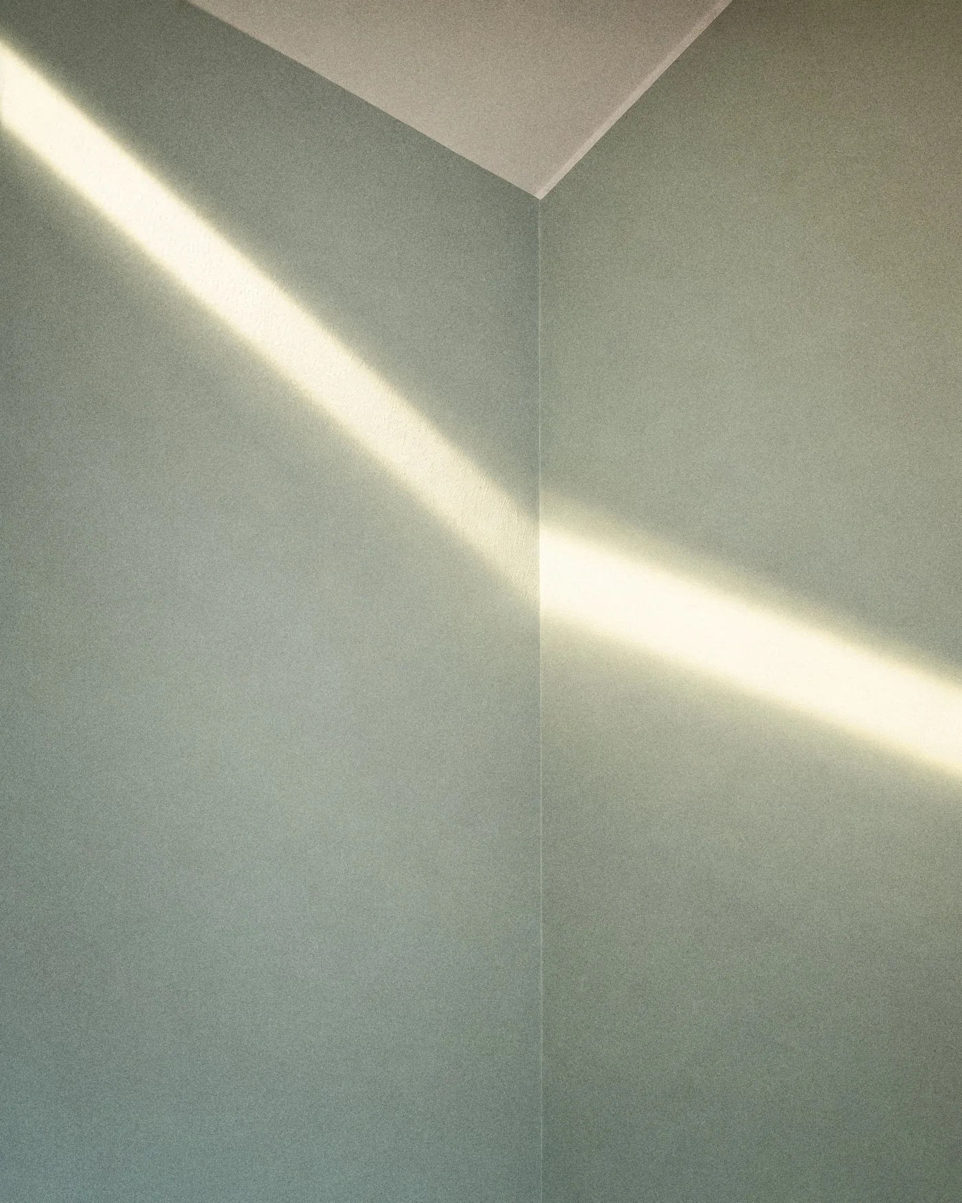 Ein Streifen Sonnenlicht, der über eine Zimmerecke von einer Wand auf die andere läuft, mit KI erzeugt