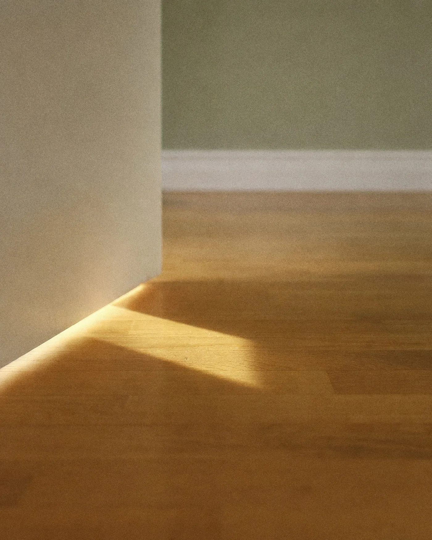 Eine Tür, die einen Spalt offen steht, Sonnenlicht fällt auf das Parkett, mit KI erzeugt