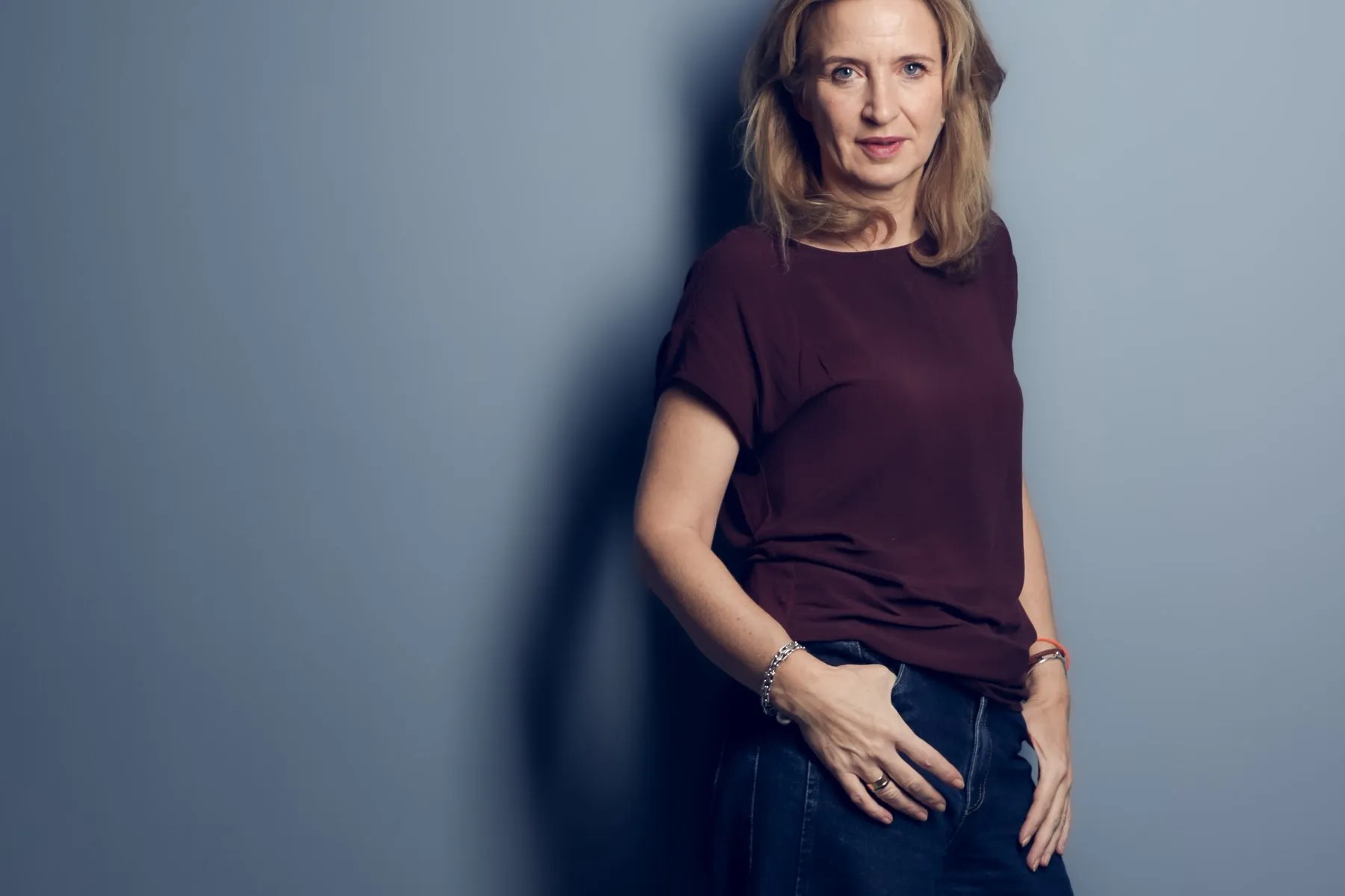 Katrin Funke, stehend vor einer grauen Wand