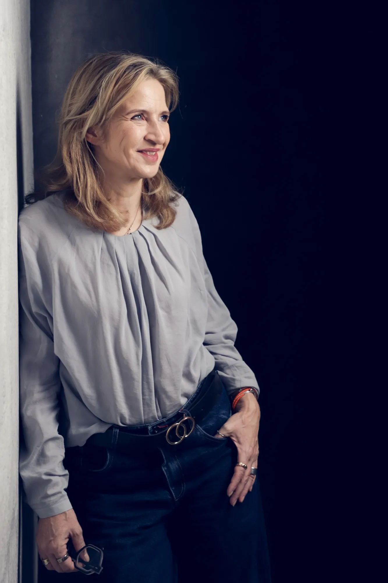 Katrin Funke an einer Wandkante, Blick zur Seite